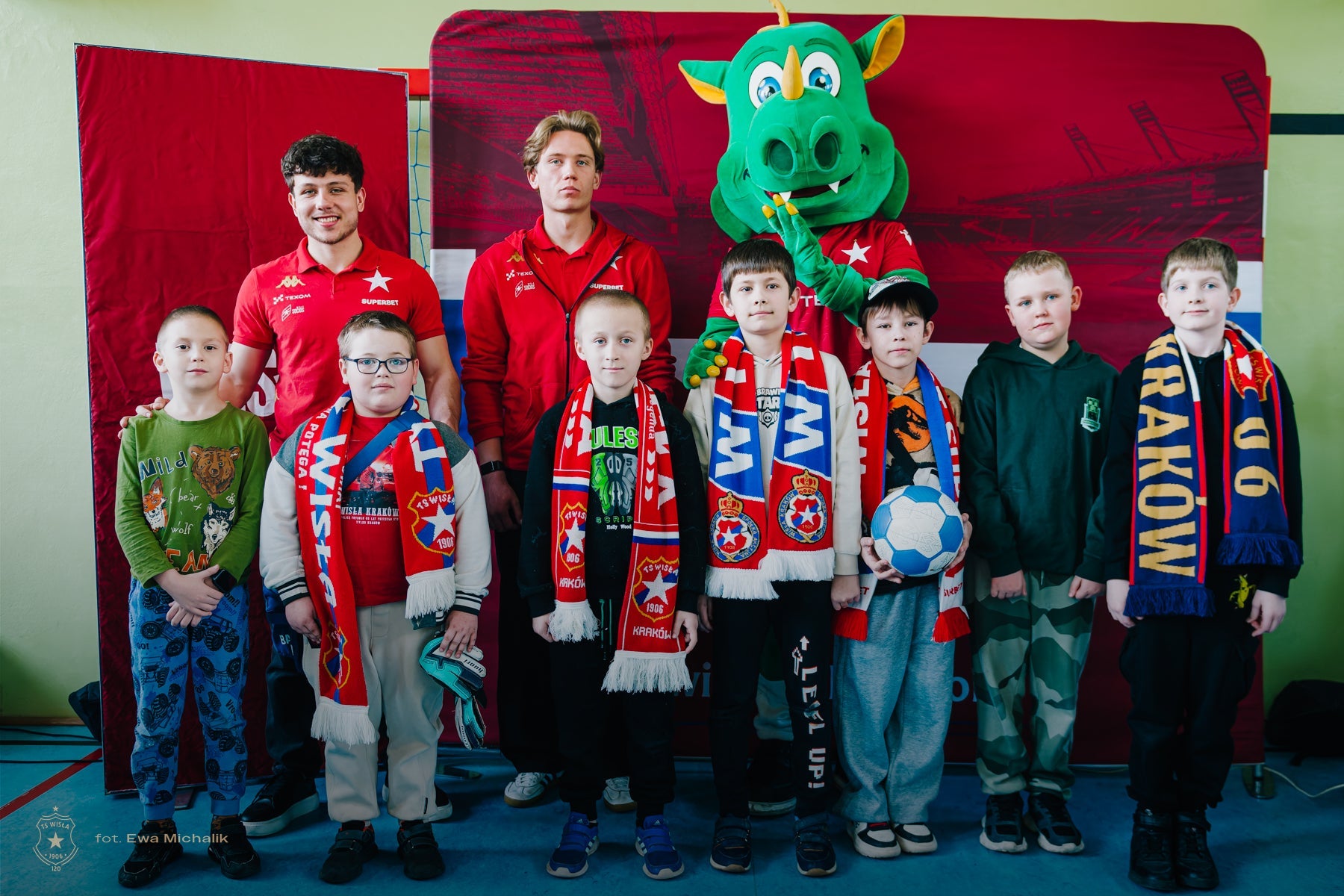 Kolejna szkoła odwiedzona przez Wiślaków - Wisła Kraków® Official Platform