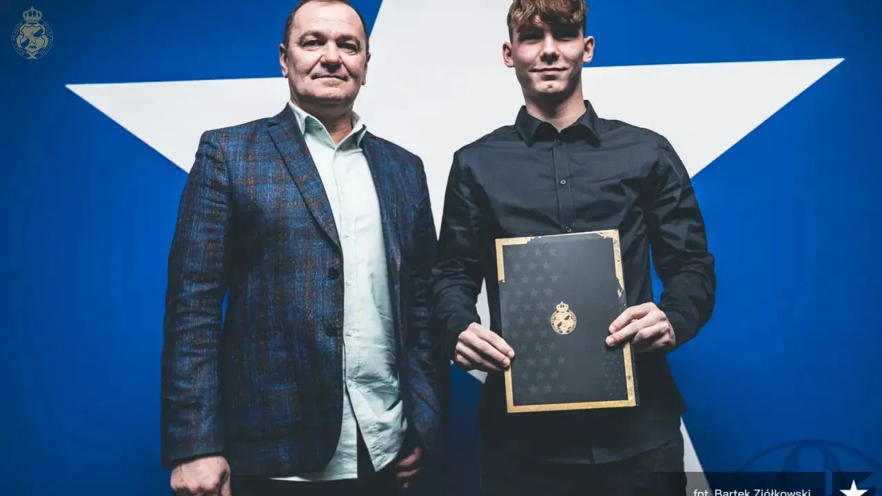 Zdjęcie: Filip Kowalski ze swoim pierwszym kontraktem