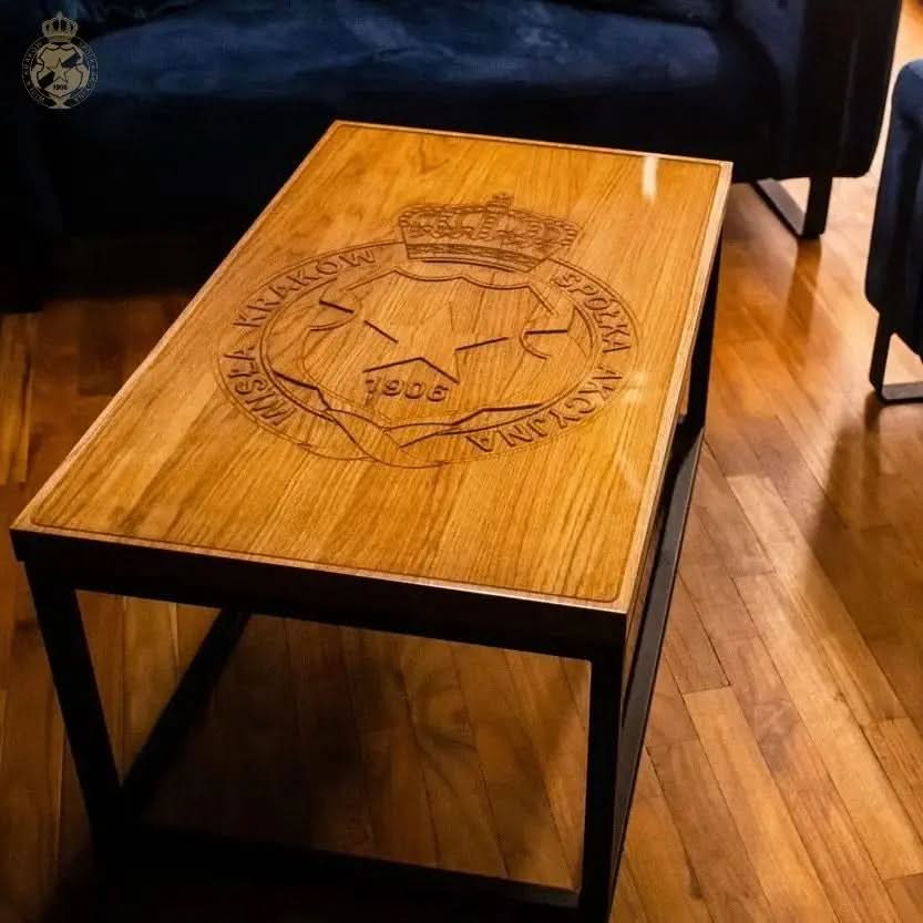 Stół drewniany VIP Official FanShop - TS Wisła Kraków SA
