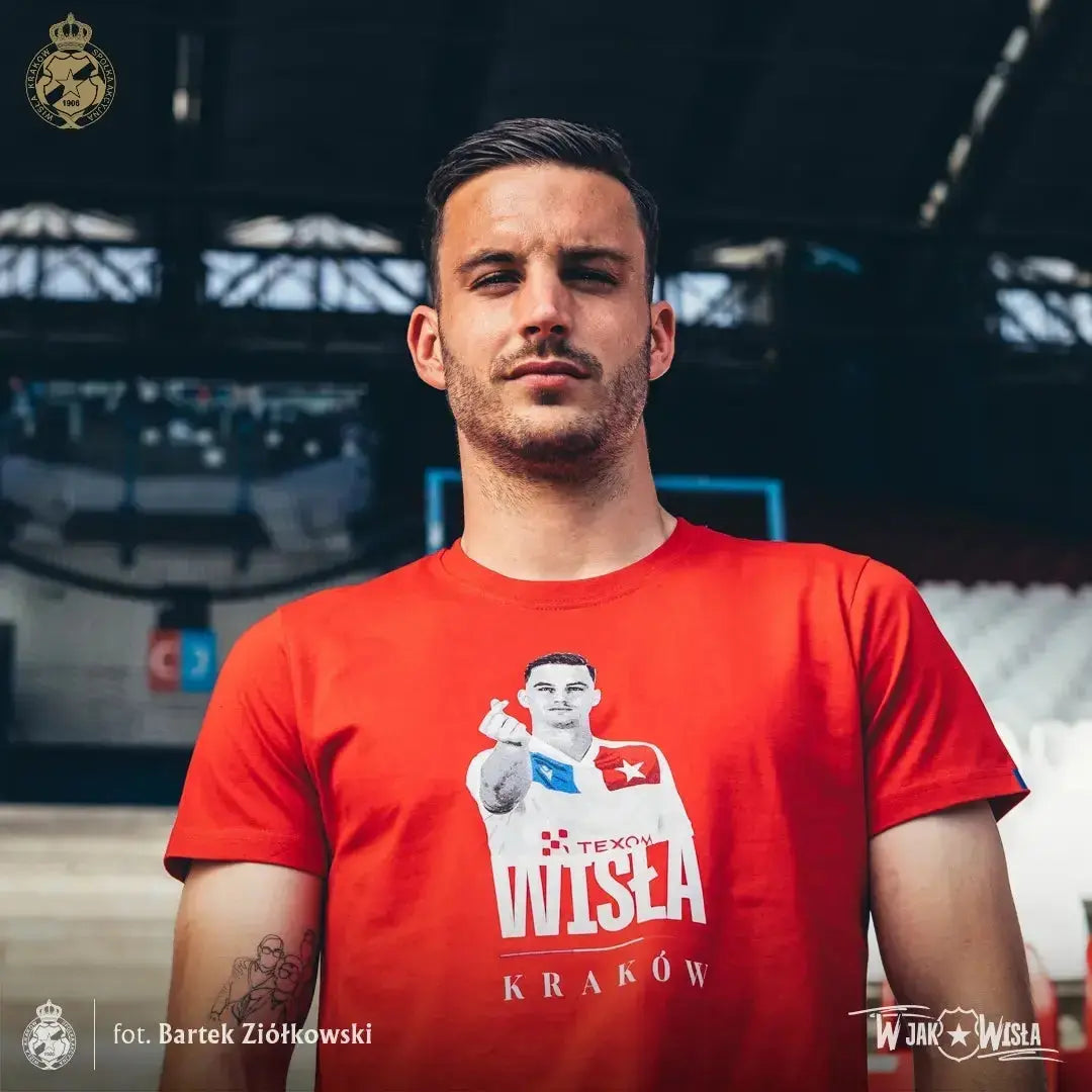 T-shirt Ángel Rodado #AR9 „Pozytywne Wariat” - czerwony Official FanShop - TS Wisła Kraków SA