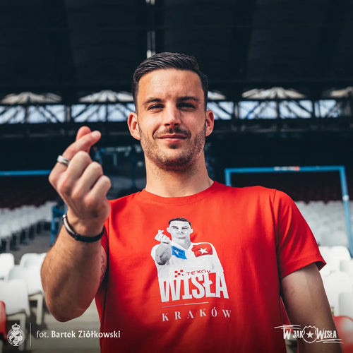 T-shirt dziecięcy Ángel Rodado #AR9 „Pozytywne Wariat” – czerwony Official FanShop - TS Wisła Kraków SA