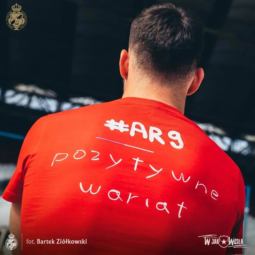 T-shirt Ángel Rodado #AR9 „Pozytywne Wariat” - czerwony Official FanShop - TS Wisła Kraków SA