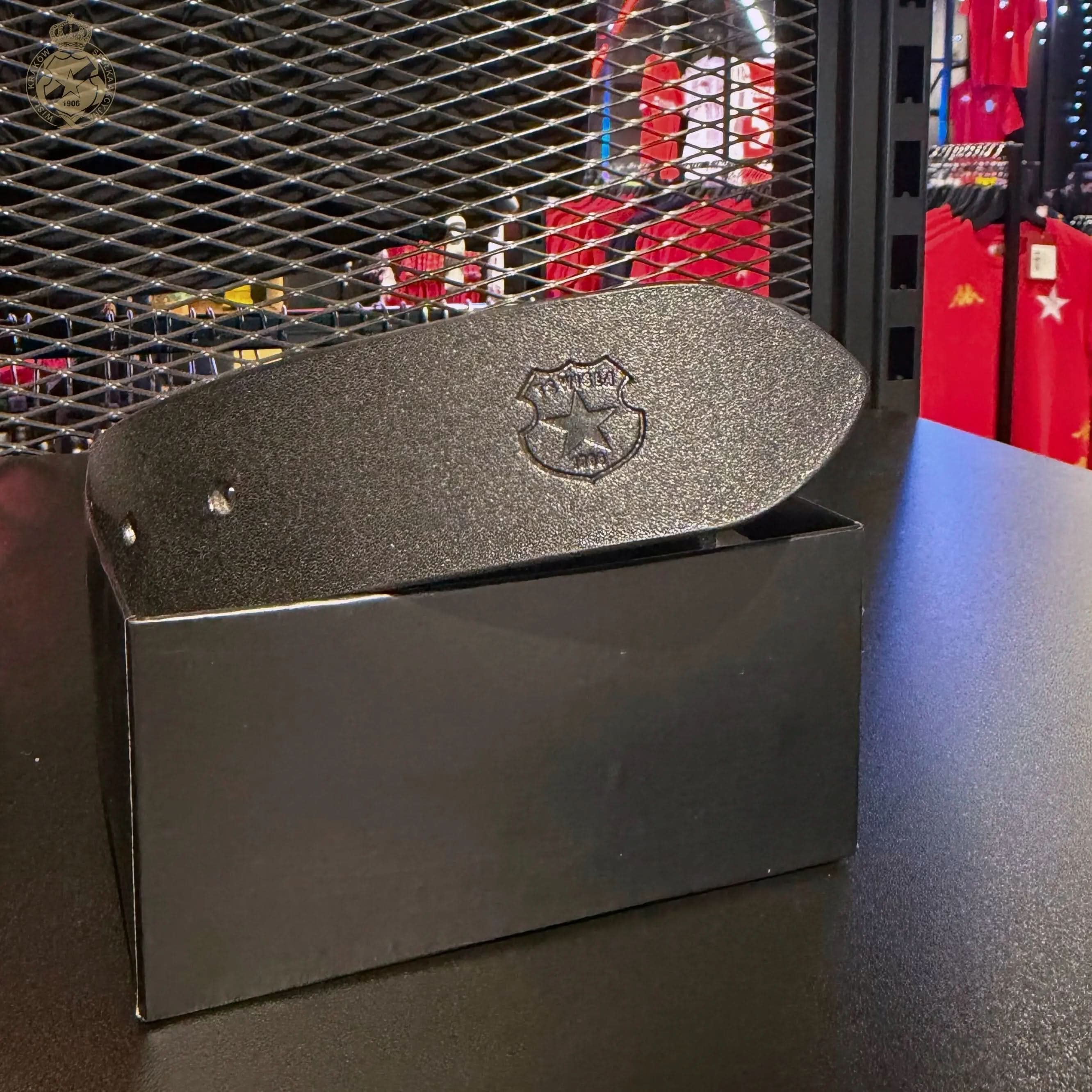 Pasek skórzany tłoczony Herb TS - czarny Wisła Kraków Offical FanShop